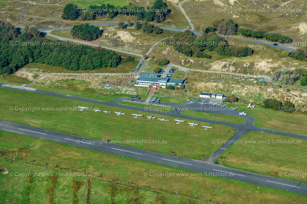 Norderney_Flugplatz_ELS_5510091022 | NORDERNEY 09.10.2022 Start- und Landebahn mit Rollfeldgelände vom Flugplatz  Norderney mit Dünenfläche auf der Insel Norderney im Bundesland Niedersachsen. // Runway with tarmac terrain of airfield with dune landscape on Norderney island in the state Lower Saxony. Foto: Martin Elsen
