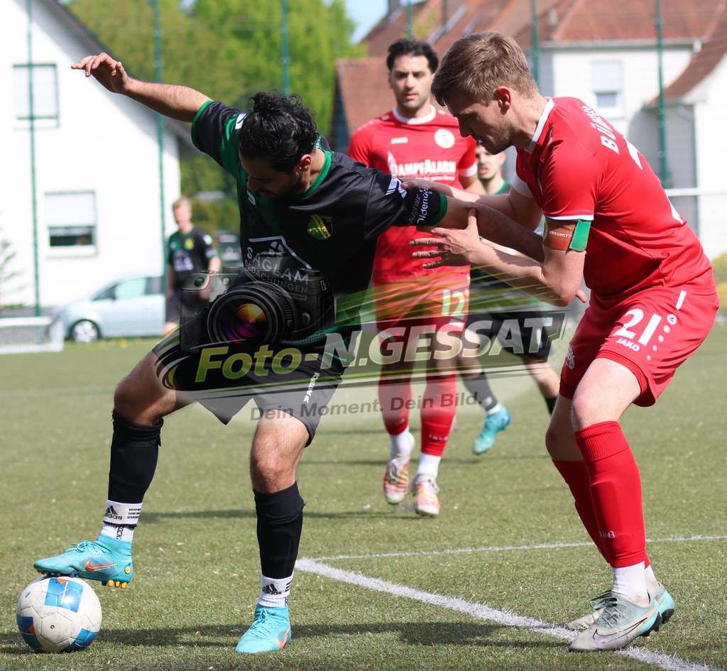 Bünder SV - SC Enger | Auf dem Bild zu sehen: rot Bünder SV: Timo Westerbeck ; schwarz SC Enger: Jack Aygül Bünder SV, SC Enger, Saison 25/26, Kreisliga A, Bünde, Deutschland - Realisiert mit Pictrs.com