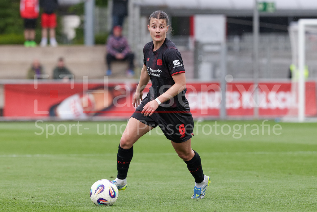 Fussball, Google Pixel Frauen-Bundesliga, Bayer 04 Leverkusen - SV Werder Bremen | Katharina Piljic (Bayer 04 Leverkusen, 6) am Ball, Freisteller, Einzelbild, Ganzkörper, Aktion, Action, Spielszene, DIE DFB-RICHTLINIEN UNTERSAGEN JEGLICHE NUTZUNG VON FOTOS ALS SEQUENZBILDER UND/ODER VIDEOÄHNLICHE FOTOSTRECKEN. DFB REGULATIONS PROHIBIT ANY USE OF PHOTOGRAPHS AS IMAGE SEQUENCES AND/OR QUASI-VIDEO.