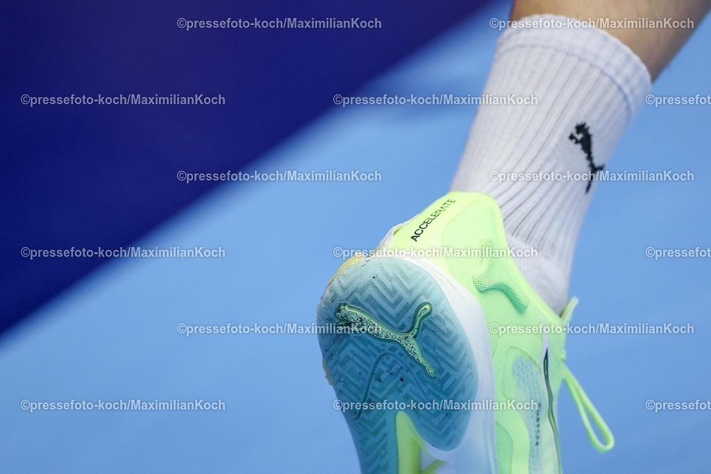 EHF20012601025 | 20.01.2026, Handball, Men's EHF EURO 2026, Nordmazedonien - Rumänien, Jyske Bank Boxen in Herning, Dänemark, Preliminary Round: Symbolbild Spieler mit Harz am Schuh Puma Accelerate Handballschuh 