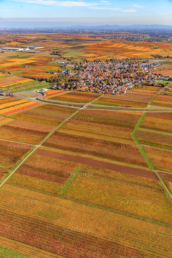 Luftbild: Ortsansicth inmitten von Weinbergen aus Süden im Ortsteil Jerusalemsberg in Kirchheim im Bundesland Rheinland-Pfalz in Deutschland. Foto: IMG_123635.jpg vom 31.10.2020 durch Werner Riehm/FLY-FOTO.de