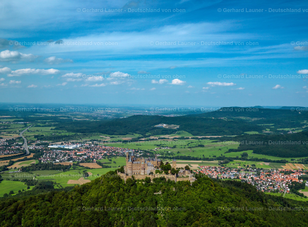 9200384 | BISINGEN 10.08.2010 Bergkuppe mit der Burg Hohenzollern, dem Stammsitz des preußischen Königshauses und der Fürsten von Hohenzollern bei Bisingen in Baden-Württemberg. Einschränkung: Nur für redaktionelle Nutzung freigegeben ! // Hohenzollern Castle, the ancestral home of the Prussian royal family and the princes of Hohenzollern in Bisingen in Baden-Wurttemberg. Restriction: Editorial use only !   www.burg-hohenzollern.com  Foto: Gerhard Launer