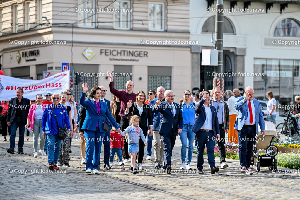 Hauptplatz Linz_ 1. Mai Umzug 2024_ 01.05.2024-13 | 01.05.2024, Hauptplatz Linz, AUT, Hauptplatz Linz, im Bild 1. Mai Umzug 2024 Linz Hauptplatz, SPOE 

Michaela Mader, Klaus Luger (SP, Bgm. der Stadt Linz), LR Michael Lindner (SP), Peter Binder (3.Landtagspraesident, SP)