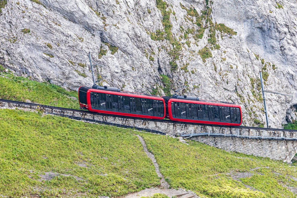 Pilatus Zahnradbahn im Sommer | Stimmungsvolle Fotokunst aus Luzern. Erlebe den Pilatus, den See und die Stadt Luzern in exklusiven Aufnahmen in der Fotogalerie & Shop. - Realisiert mit Pictrs.com
