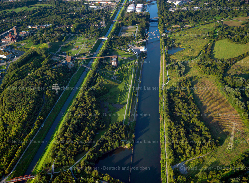 2996245 | Emscher u. Rhein-Herne-Kanal am Nordsternpark, dem Landschaftspark auf dem Gelände der ehemaligen Zeche Nordstern in Gelsenkirchen. Nach Stilllegung der Zeche Nordstern im Jahr 1993 wurde das Betriebsgelände grundsaniert und in einen Landschaftspark verwandelt. 1997 fand im Park die Bundesgartenschau statt