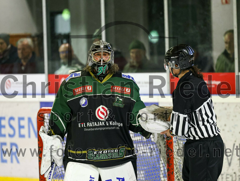 2023-03-03_036_TSV_Erding_gegen_ESC_Kempten | Erding, Deutschland, 03.03.2023:
Eishockey, Bayernliga Playoffs 2022 / 2023, Viertelfinale, TSV Erding gegen ESC Kempten, Endergebnis: 9:3

Torwart Christoph Schedlbauer (Erding Gladiators, #31), Schiedsrichterin Lara Fischer

Foto: Christian Riedel / fotografie-riedel.net