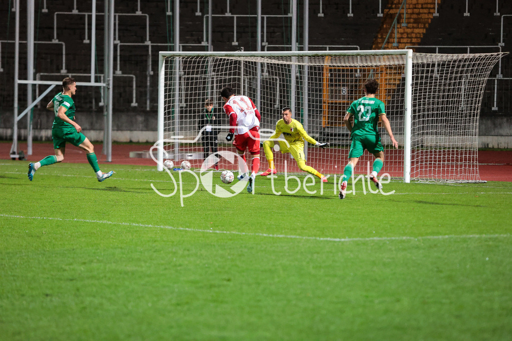 FC Augsburg II - FC Bayern Amateure | Dion BERISHA (FCB #11) auf dem Weg zum tor / Aaron ZEHNTER (FCA #23) / Marcel LUBIK (FCA #1)