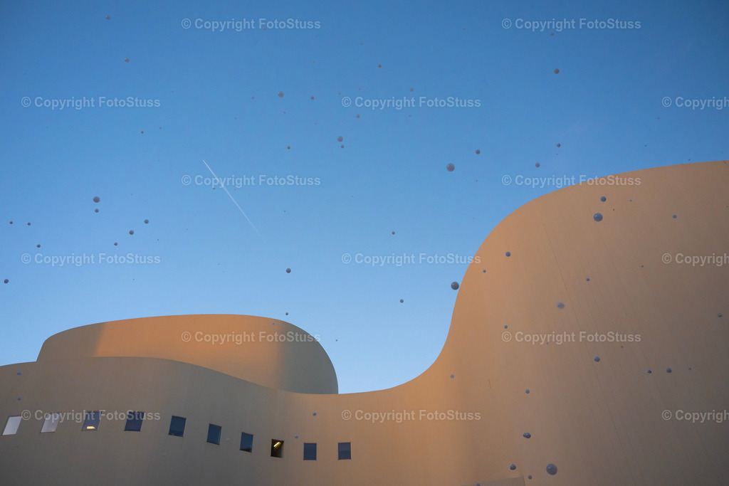 Schauspielhaus Düsseldorf | Das Schauspielhaus in Düsseldorf mit Seifenblasen - Realisiert mit Pictrs.com