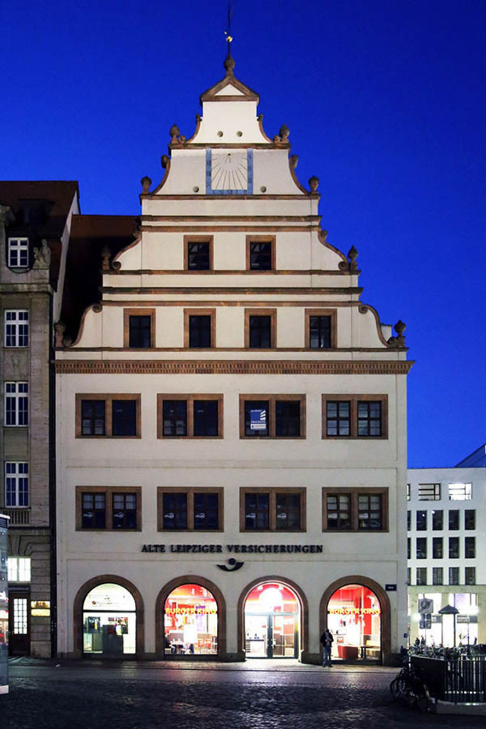 Foto: Leipzig - Alte Waage bei Nacht | Das Team hinter BILDLEXIKON LEIPZIG bündelt historische wie aktuelle Informationen über die Stadt Leipzig in Text und Bild auf einer Plattform und stellt diese der interessierten Öffentlichkeit zur Verfügung.