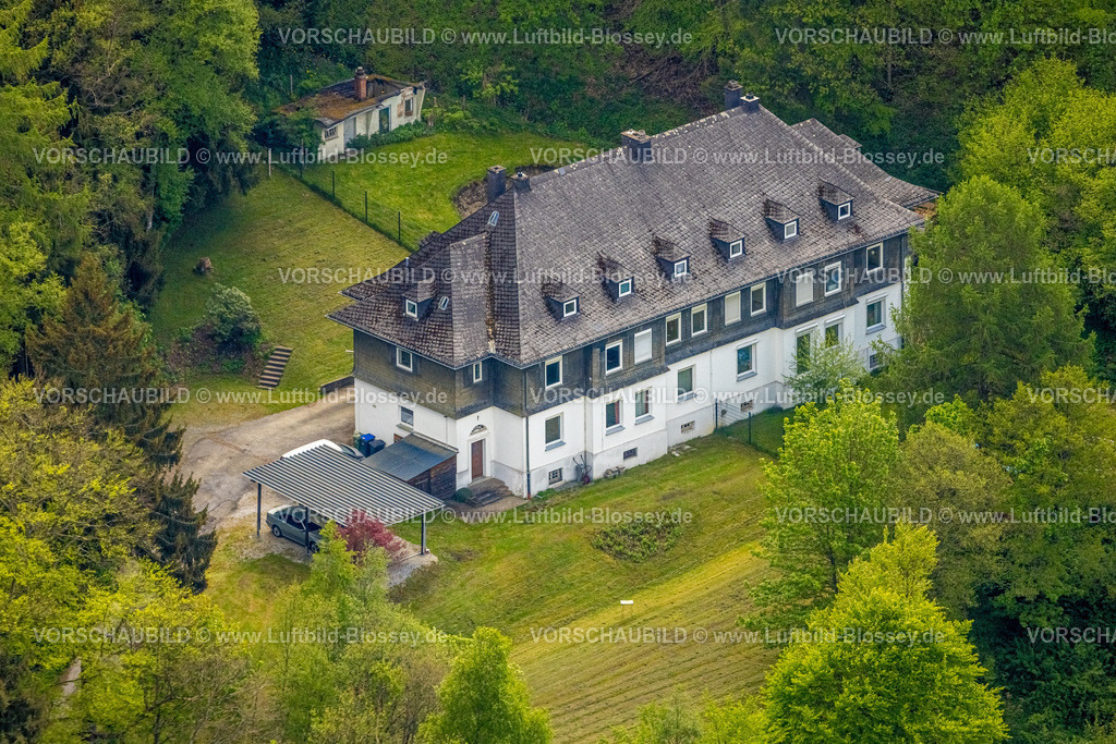 Brilon240503736 | Luftbild, Mehrfamilienhaus Korbacher Straße 22 Bundesstraße B251, Brilon-Wald, Brilon, Sauerland, Nordrhein-Westfalen, Deutschland