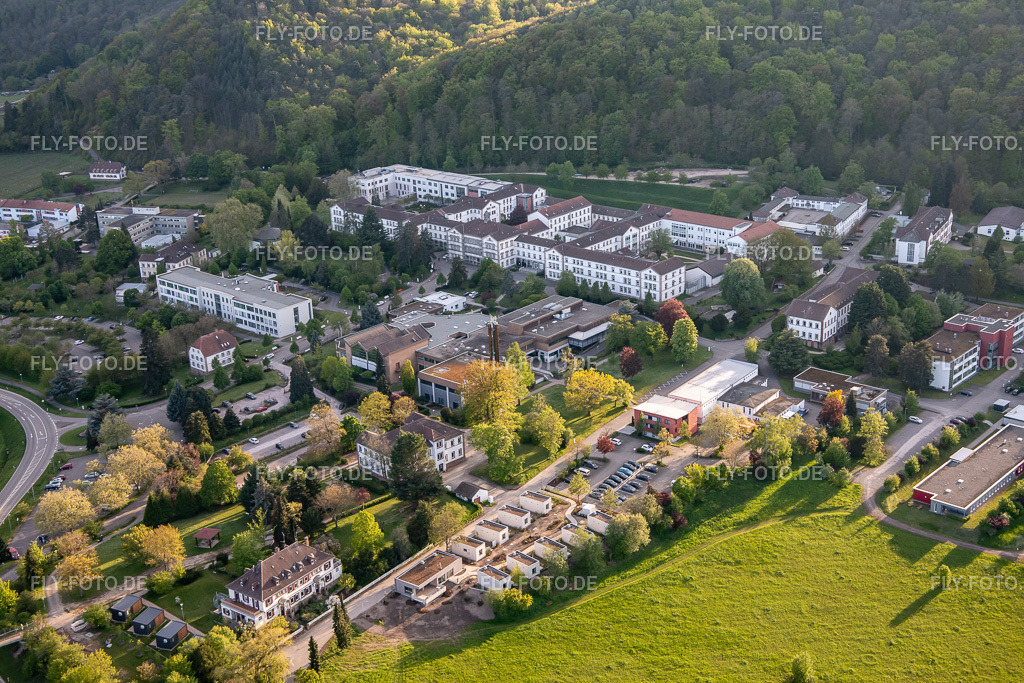 Pfalzklinikum für Psychiatrie und Neurologie "Landeck" mit Abteilung für Allgemeinpsychiatrie und Abhängigkeitserkrankungen – Klinik für Psychiatrie, Psychosomatik und Psychotherapie, Klinik für Forensische Psychiatrie, Klinik für Gerontopsy | Luftbild: Pfalzklinikum für Psychiatrie und Neurologie "Landeck" mit Abteilung für Allgemeinpsychiatrie und Abhängigkeitserkrankungen – Klinik für Psychiatrie, Psychosomatik und Psychotherapie, Klinik für Forensische Psychiatrie, Klinik für Gerontopsychiatrie, Psychosomatik, und Psychotherapie, Klinik für Neurologie, Klinik für Psychiatrie, Psychosomatik und Psychotherapie, Klinik für Kinder- und Jugendpsychiatrie, Psychosomatik und Psychotherapie sowie Institutsambulanz, Psychiatrische Institutsambulanzen – Klinik für Psychiatrie, Psychosomatik und Psychotherapie www.pfalzklinikum.de in Klingenmünster im Bundesland Rheinland-Pfalz in Deutschland. Foto: IMG_140318.jpg vom 23.04.2024 durch ©2025 Werner Riehm fly-foto.de/copyright - Realisiert mit Pictrs.com