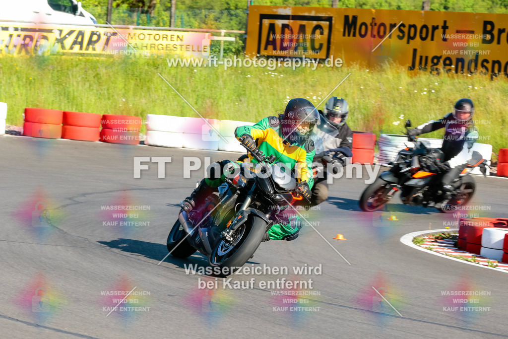 Moto-TeamOBK-21100 | Hier findet Ihr Bilder von Touristenfahrten auf der Nürburgring Nordschleife oder von anderen Veranstaltungen die ich besucht habe. Viel Spass beim Durch Schauen 