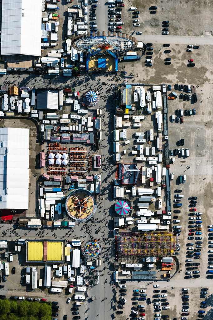 dr__0095919.jpg | MüNCHEN 28.04.2022 Senkrecht- Luftbild aus der Satelliten- Perspektive vom Kirmes - und Rummel- Veranstaltungsgelände beim Volksfest " Frühlingsfest " an der Straße Bavariaring in München im Bundesland Bayern, Deutschland. // Vertical aerial view from the satellite perspective of the fair - event location at festival " Fruehlingsfest " in Munich in the state Bavaria, Germany. Foto: Daniel Reiter