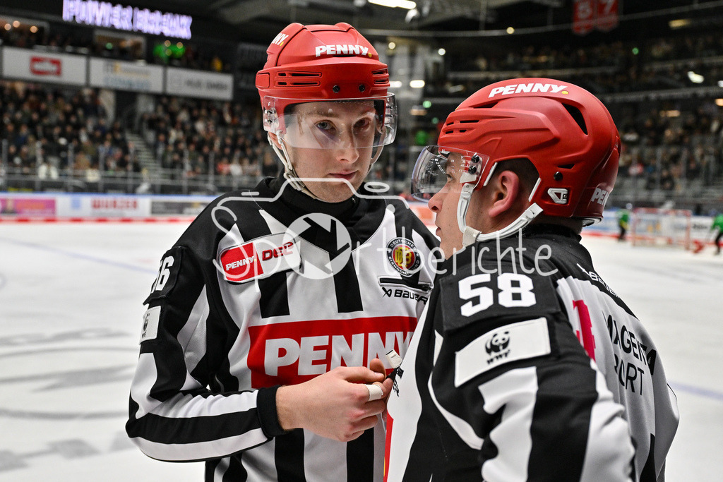 Augsburger Panther - Nürnberg Ice Tigers | im Gespraech Linienrichter Yannik KOZIOL und Linienrichter Lukas PFRIEM / DEL: Augsburger Panther - Nuernberg Ice Tigers, Curt Frenzel Stadion am 06.12.2024