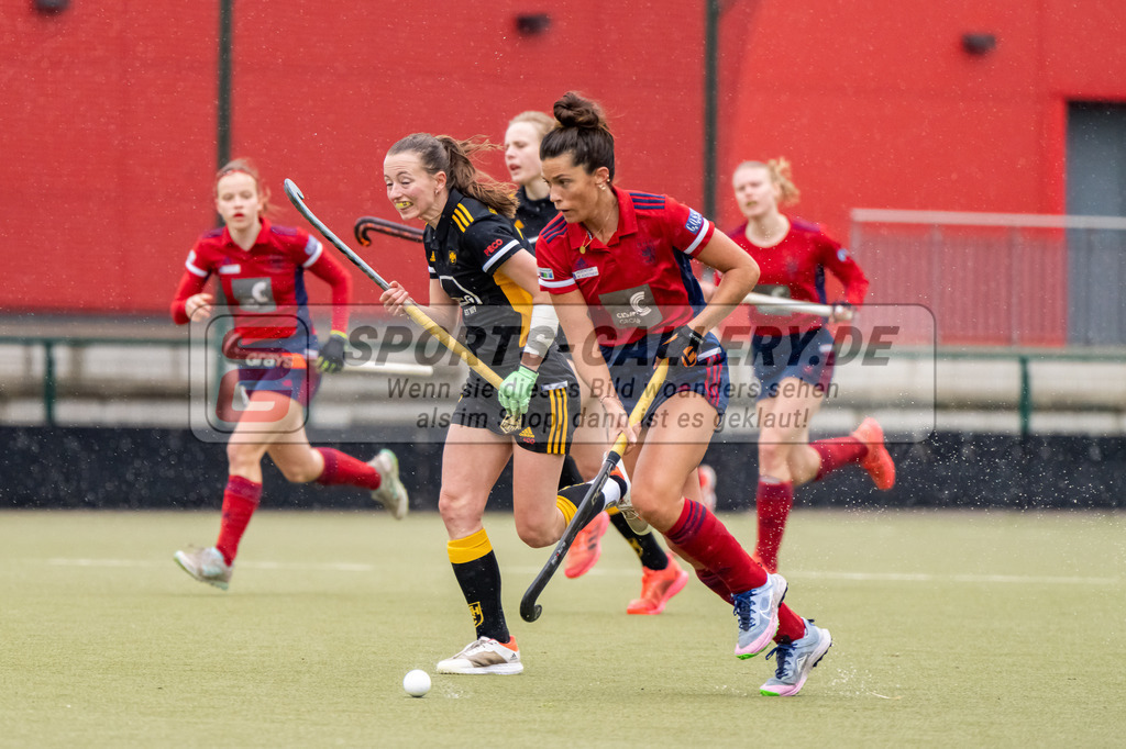 HK_20230401_106661 | 1. Bundesliga Damen Düsseldorfer HC - Harvestehuder THC  am 1.4.2023 DHC Düsseldorf, Düsseldorf , Poppe Fenja ( Harvestehuder THC #12 ) , Agustina Albertarrio ( Düsseldorfer HC #9 )