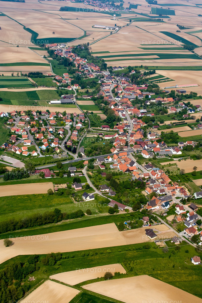 Aerial view: View of the town in Neewiller-près-Lauterbourg in the state Bas-Rhin, France. – Photo: IMG_18134.jpg taken on 05/03/2009 by Werner Riehm/FLY-FOTO.com – Resolution of the original: 2848 x 4272 px