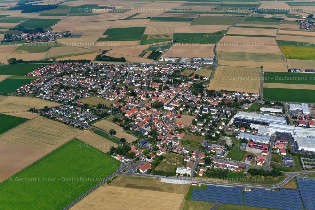 3650510 | GIEBELSTADT 13.09.2016 Ortsansicht am Rande von landwirtschaftlichen Feldern und Nutzflächen  in Giebelstadt im Bundesland Bayern, Deutschland // Village view on the edge of agricultural fields and land  in Giebelstadt in the state Bavaria, Germany Foto: Gerhard Launer