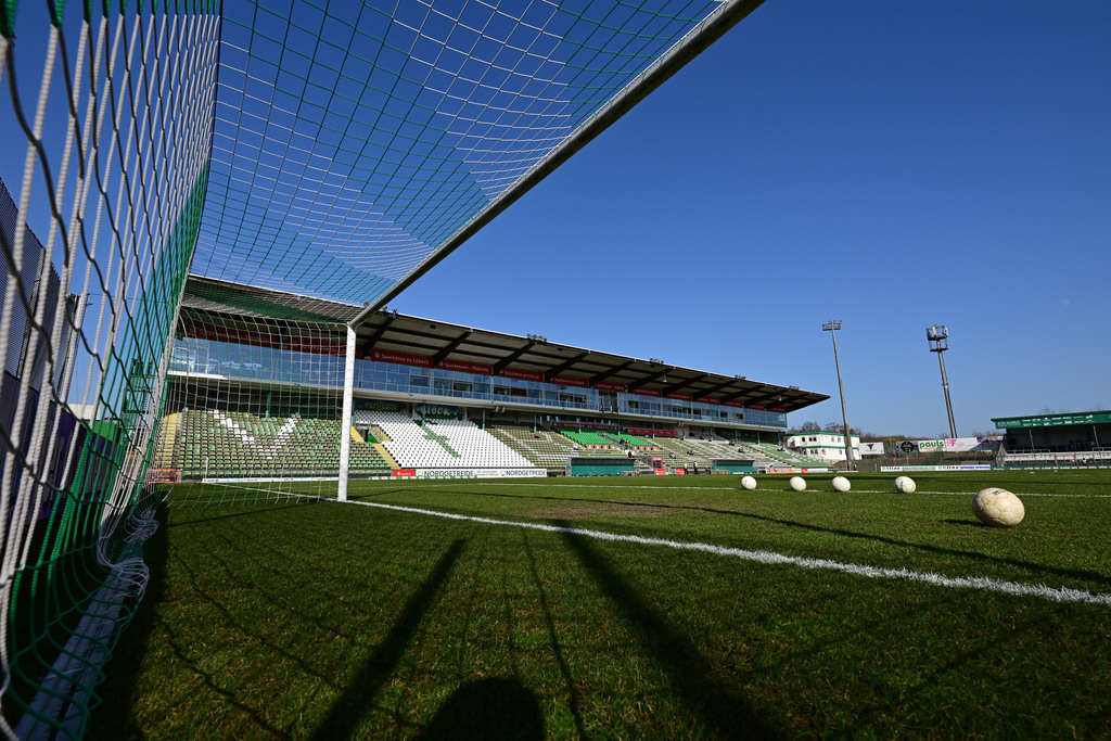Fußball I Herren I Saison 2024-2025 I Regionalliga Nord I 25. Spieltag I VfB Lübeck - SSV Jeddeloh | Symbol, Symbolfoto, Symbolbild, Sinnbild, Bildsymbol, Darstellung, Signum: Lübecker Lohmühle, Stadion an der Lohmühle, Sitze, Schalensitze, Tribüne, Dach, Vordach, Haupttribüne - Realisiert mit Pictrs.com