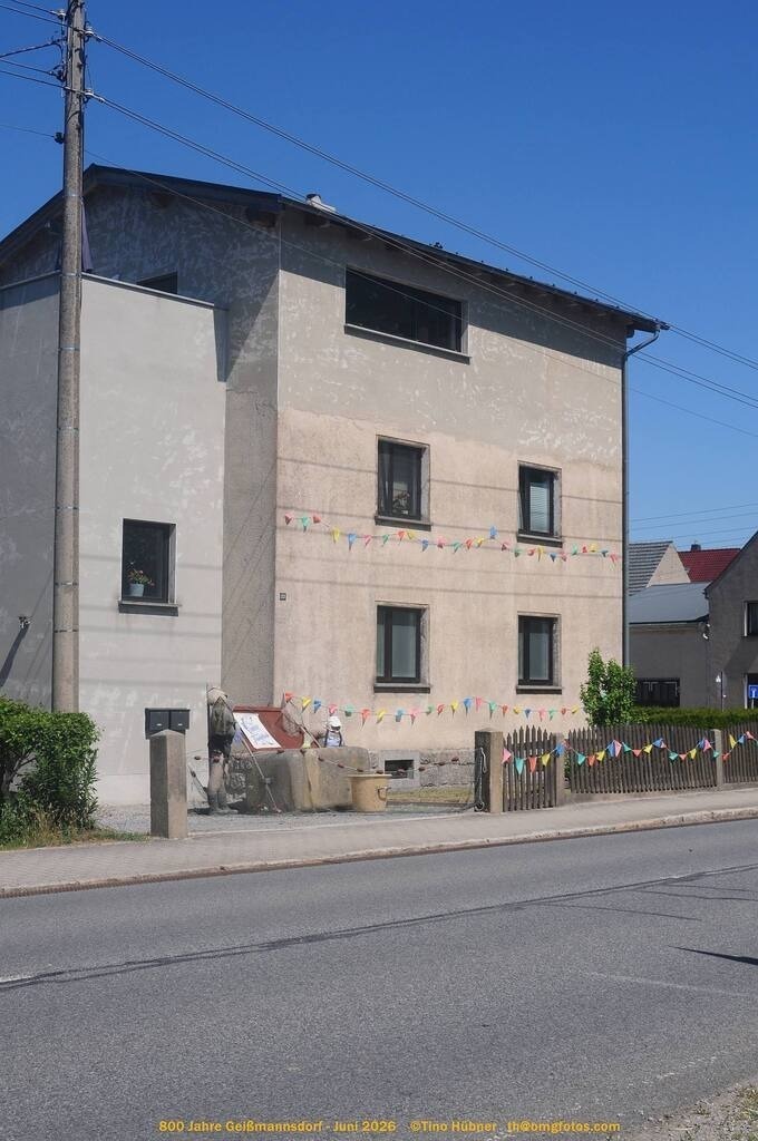 Geißmannsdorf-2026-Ortsbilder-672 | Geißmannsdorf bei Bischofswerda im Sommer 2026. Ein fotografischer Streifzug durch das Dorf Geißmannsdorf, mit Gebäuden, Straßen, Strohpuppen und geschmückten Vorgärten und Grundstücken anlässlich der 800-Jahr-Feier von Geißmannsdorf im Juni 2026 - Realisiert mit Pictrs.com