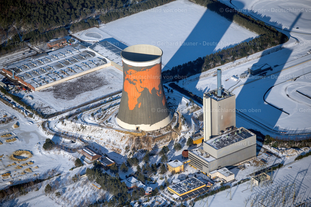 4043994 | MEPPEN 13.02.2021 Winterlich schneebedeckte Blick aud den Kühlturm auf dem Gelände des ehemaligen Kraftwerk Meppen-Hüntel in Niedersachsen. Weiterführende Informationen bei: Funpark Meppen B.V.. // Wintry snowy cooling tower on the site of the former power station Meppen-Huentel in Lower Saxony. Further information at: Funpark Meppen B.V.. Foto: Gerhard Launer