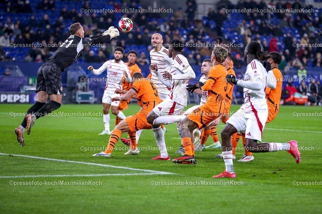 UCL22012501042 | 22.01.2025, Fußball, UEFA Champions League, Schachtar Donezk - Stade Brestois 29, Arena AufSchalke Gelsenkirchen, 7. Spieltag Saison 2024 2025: Torwart Dmytro Riznyk (Schachtar Donezk #31) pariert im Strafraum einen Ball Parade Strafraumaktion