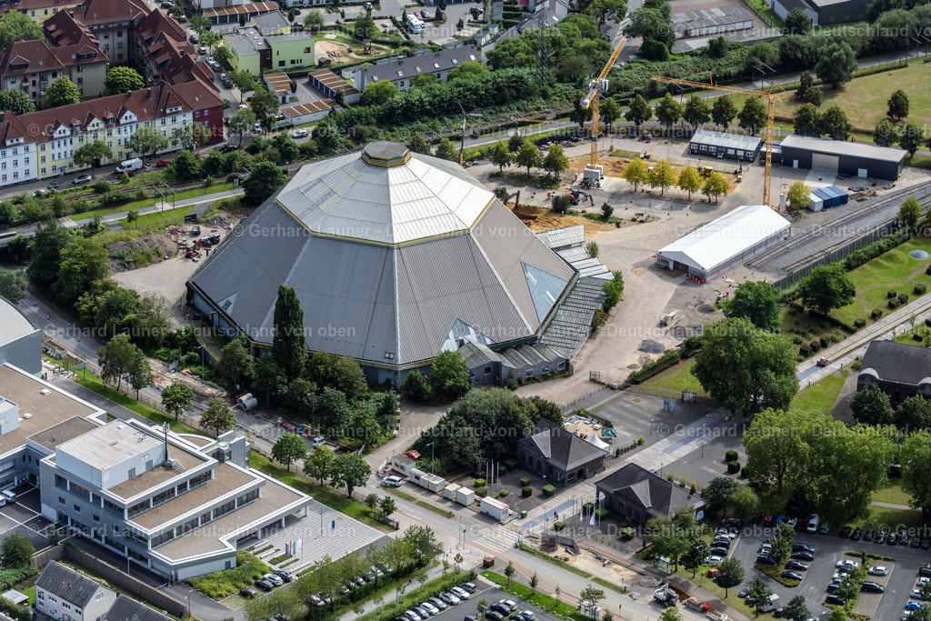 4050163 | OBERHAUSEN 25.08.2021 Umbau- Baustelle zur Modernisierung und Sanierung des " Gartendom " an der Vestischen Straße in Oberhausen im Ruhrgebiet im Bundesland Nordrhein-Westfalen, Deutschland. Weiterführende Informationen bei: Godder Ingenieurbüro,  Horst Rellecke,  OGM Oberhausener Gebäudemanagement GmbH,  Stadt Oberhausen. // Conversion construction site for the modernization and refurbishment of the "Gartendom" on Vestischen Strasse in Oberhausen in the Ruhr area in the state North Rhine-Westphalia, Germany. Further information at: Godder Ingenieurbuero,  Horst Rellecke,  OGM Oberhausener Gebaeudemanagement GmbH,  Stadt Oberhausen. Foto: Gerhard Launer