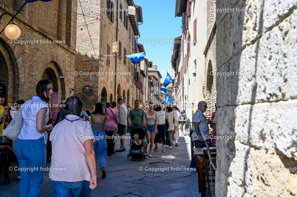 Italien_ Toskana_ San Gimignano_ 31.05.2024-86 | 31.05.2024, Italien, ITA, Toskana, San Gimignano im Bild Stadtansichten Gebäude, Architektur, Touristen, Historisch, Souvenir, Ansichten der berühmten Stadt San Gimignano in der Toskana-Italien - View of the famous town San Gimignano in Tuscany-ItalySan Gimignano ist eine italienische Kleinstadt in der Toskana mit einem mittelalterlichen Stadtkern. San Gimignano wird auch die Stadt der Türme genannt. Die Stadt liegt in der Provinz Siena. Sie gehört neben Florenz, Siena und Pisa zu den von Touristen meist besuchten Zielen in der Toskana.