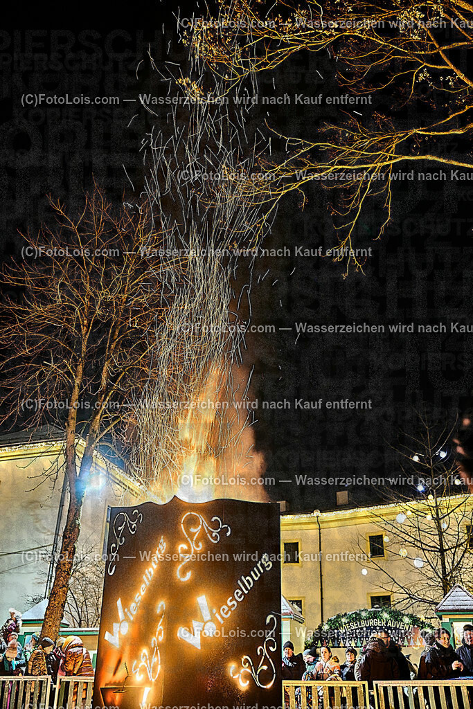 ALP9543_Wieselburger ADVENT_Wintersonnenwendfeuer | (C)FotoLois.com, Alois Spandl, Wieselburger Advent, Wintersonnenwendfeier mit Umzug durch die Stadt, Sonnenwendfeuer und Perchtenlauf mit Show im Schlosspark, Mitwirkung der Partnergemeinde EINBECK, Sa 17. Dezmber 2022.