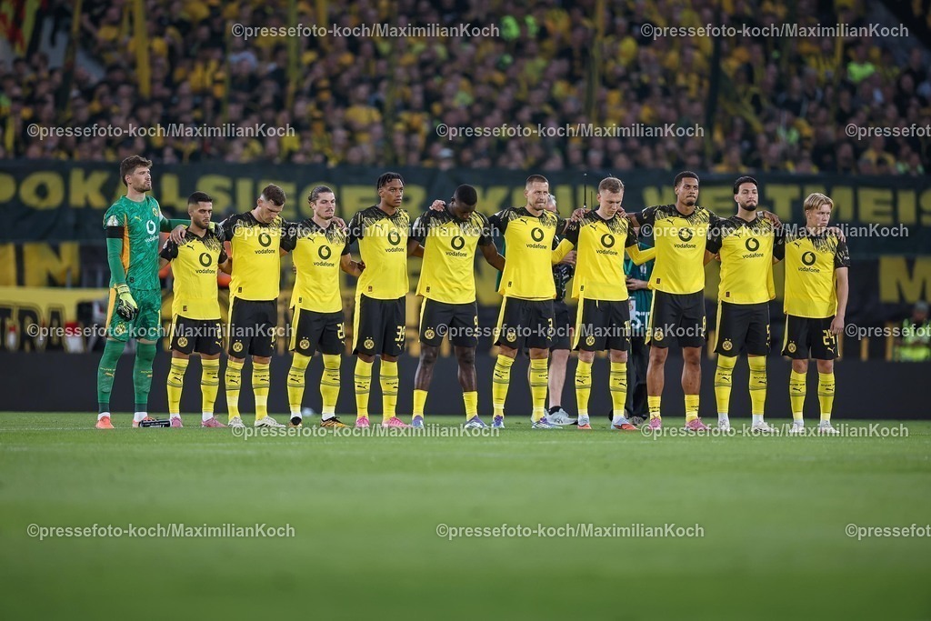 DFB18082501034 | 2025.08.18, Fußball, 1.Runde DFB-Pokal, Rot-Weiss Essen - Borussia Dortmund, Stadion Hafenstraße, Saison 2025 2026: Die Startelf von BVB bei der Schweigeminute Gedenken an den verstorbenen Frank Mill  DFB regulations prohibit any use of photographs as image sequences and or quasi-video.