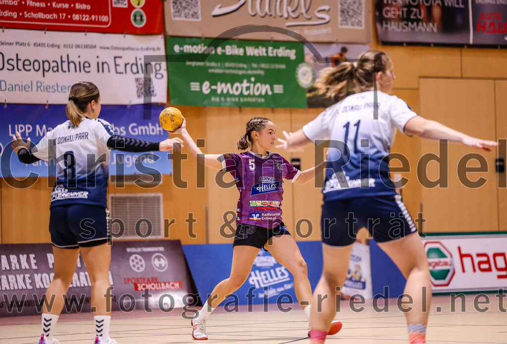 2024-11-24_008_SpVgg_Altenerding_gegen_HC_Donau-Paar_II | Erding, Deutschland, 24.11.2024:Handball, Bezirksoberliga Frauen Altbayern 2024 / 2024, 6. Spieltag, SpVgg Altenerding gegen HC Donau/Paar II, Endergebnis: 24:24Emely Otto (HC Donau/Paar, #8), Lena Prem (SpVgg Altenerding, #5), Marina Wavrouschek (HC Donau/Paar, #11)Foto: Christian Riedel / fotografie-riedel.net