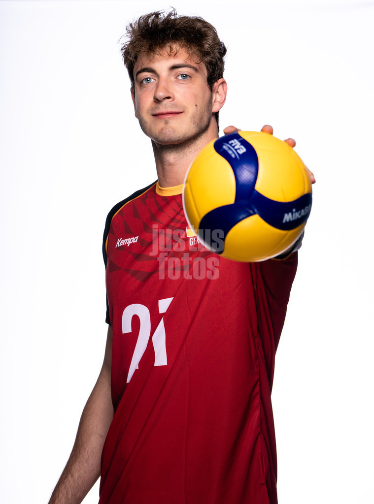 Volleyball | Männer | Portraittermin | Pressetermin | Nationalmannschaft | 12.05.2024 | Tobias Krick Portrait mit Ball