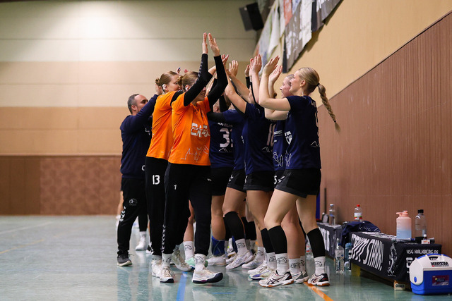 Handball I Damen I Saison 2025-2026 I Verbandsliga Süd I HSG Kalkberg 06 - MTV Dänischenhagen I 14.12.2025.10 | v.l. Emelie Köhn (1, HSG Kalkberg 06), Lorna Meta Schlott (4, HSG Kalkberg 06) - Realisiert mit Pictrs.com