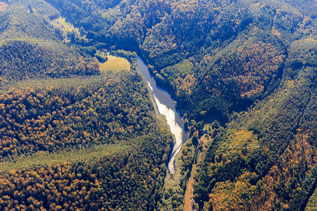 Aerial view: Dammed Schlafweiherbach in Sturzelbronn in the state Moselle, France. – Photo: IMG_095128.jpg taken on 10/16/2016 by Werner Riehm/FLY-FOTO.com – Resolution of the original: 5472 x 3648 px