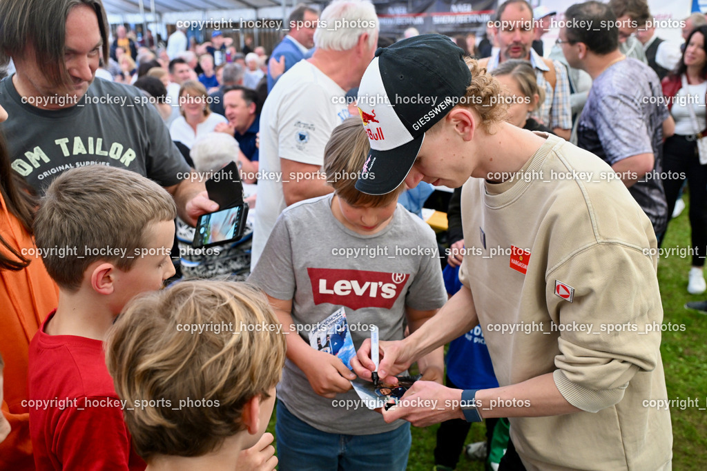 Empfang Daniel Tschofenig | Daniel Tschofenig schreibt Autogramme, Empfang Daniel Tschofenig, Empfang Daniel Tschofenig am 10.05.2025 in Hohenthurn (Mehrzweckhaus Hohenthuurn), Austria, (Photo by Bernd Stefan)
