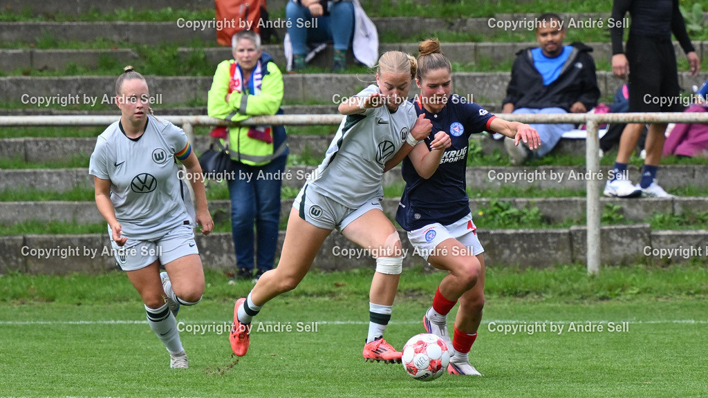 Holstein Kiel vs VfL Wolfsburg II | Zoe Tolksdorf (Holstein #14) vs Jasmin Zimmermann (Wolfsburg #15) / Fußball-Regionalliga Nord Frauen 2026/2027 / Holstein Kiel vs VfL Wolfsburg II / Waldwiese / Kiel / 13.09.26 - Realisiert mit Pictrs.com