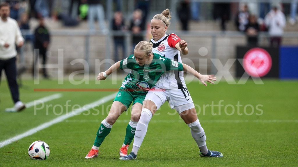 Fussball, Google Pixel Frauen-Bundesliga, Eintracht Frankfurt - SV Werder Bremen | v.li.: Caroline Siems (SV Werder Bremen, 21) und Pia-Sophie Wolter (Eintracht Frankfurt,17) im Zweikampf, Duell, Dynamik, Aktion, Action, Spielszene, DIE DFB-RICHTLINIEN UNTERSAGEN JEGLICHE NUTZUNG VON FOTOS ALS SEQUENZBILDER UND/ODER VIDEOÄHNLICHE FOTOSTRECKEN. DFB REGULATIONS PROHIBIT ANY USE OF PHOTOGRAPHS AS IMAGE SEQUENCES AND/OR QUASI-VIDEO.