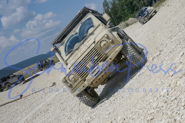 DSC08920 | Vierradfahrzeuge testen unterschiedliches Terrain - ueber Stock und Stein

Offroad Grundkurs im Steinbruch. Unterschiedliche Fahrgegebenheiten mit dem gelaendegaengigem Offroad-Fahrzeug. 

Deutschland, Geisingen, Steinbruch Meichle und Mohr, 10.06.2023