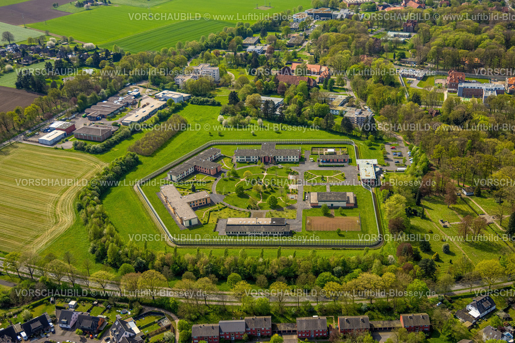 Bedburg-Hau240402489LWL-Klinik | Luftbild, Forensische Psychiatrie - LVR-Klinik, psychiatrische Spezialeinrichtungen, kreisrunde Gartenanlage, Wohngebiet Ortsansicht Bedburg-Hau, Hau, Bedburg-Hau, Niederrhein, Nordrhein-Westfalen, Deutschland