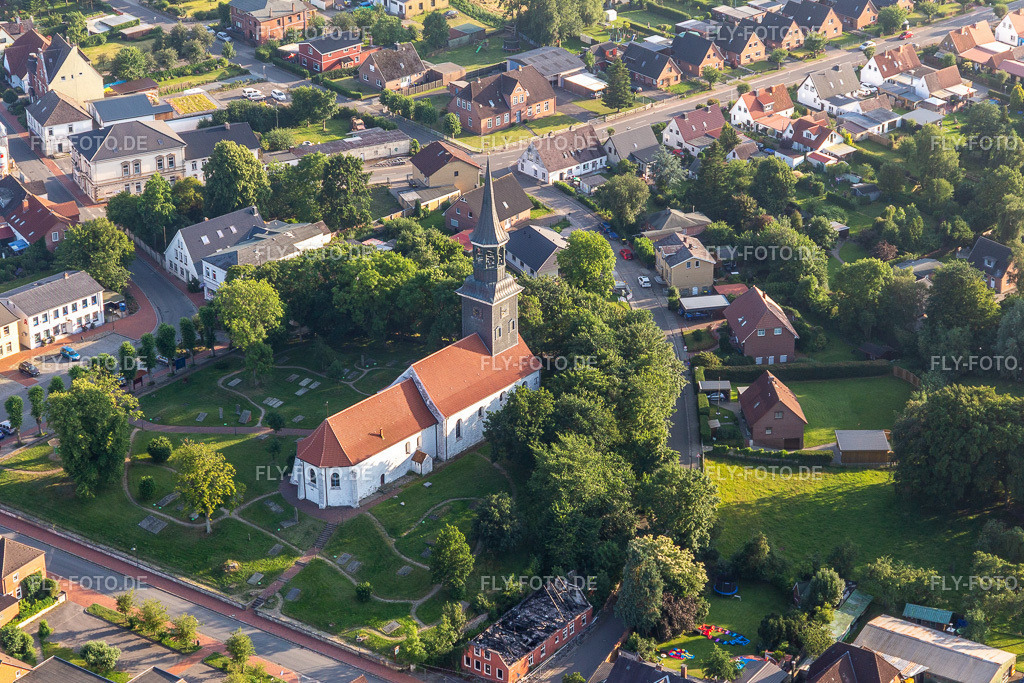 Kirchengebäude der Kirche und Geschlechterfriedhof Lunden im Dorfkern | Luftbild: Kirchengebäude der Kirche und Geschlechterfriedhof Lunden im Dorfkern im Ortsteil Amt Kirchspielslandgemeinde Lund in Lunden im Bundesland Schleswig-Holstein in Deutschland. Foto: IMG_0007326.jpg vom 16.07.2021 durch Werner Riehm/FLY-FOTO.de - Realisiert mit Pictrs.com