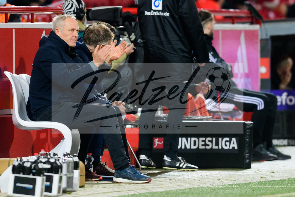 FCUFRE20211215_028 | Fussball, Herren: Trainer Christian Streich (SC Freiburg) gestikuliert, Gestik bei dem Spiel der 1. Bundesliga zwischen 1. FC Union Berlin und SC Freiburg im Stadion An der Alten Foersterei am 15.12.2021 in Berlin, Deutschland.DFB / DFL REGULATIONS PROHIBIT ANY USE OF PHOTOGRAPHS AS IMAGE SEQUENCES AND/OR QUASI-VIDEO. - Realisiert mit Pictrs.com