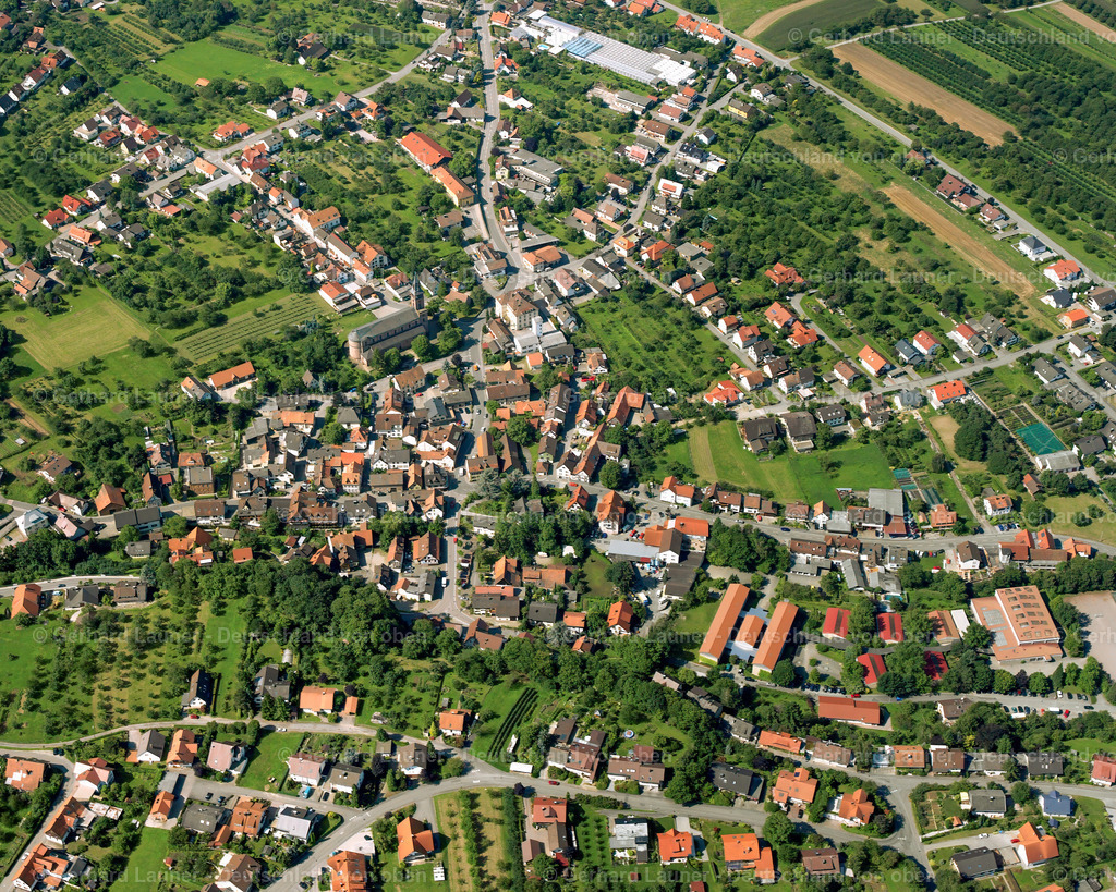 2526391 | LAUF 01.08.2005 Ortsansicht der Straßen und Häuser der Wohngebiete in Lauf im Bundesland Baden-Württemberg, Deutschland // Town View of the streets and houses of the residential areas in Lauf in the state Baden-Wuerttemberg, Germany Foto: Gerhard Launer