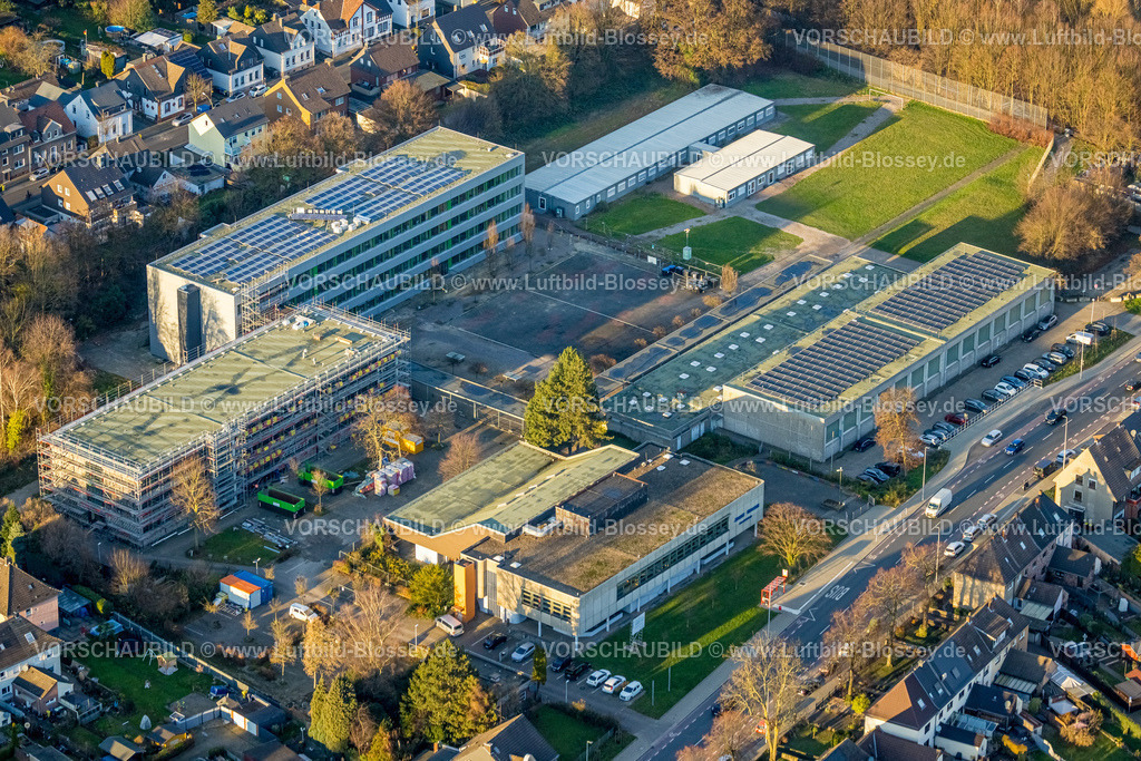 Bottrop251204402 | Luftbild, Gebäudekomplex Janusz-Korczak-Gesamtschule mit Solardach, Baustelle mit Baugerüst, Nord-Ost, Bottrop, Ruhrgebiet, Nordrhein-Westfalen, Deutschland