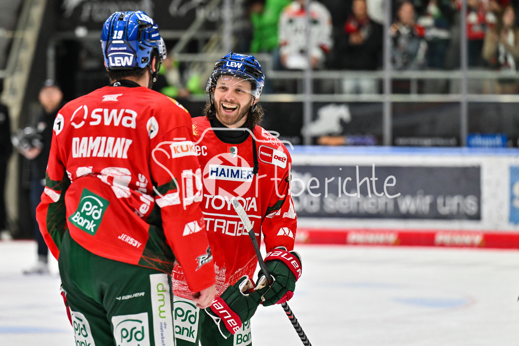 Augsburger Panther - Kölner Haie | Glückliche Augsburger Panther feiern den Heimsieg gegen Köln mit den heimischen Fans / DEL: Augsburger Panther - Kölner Haie; Curt Frenzel Stadion am 26.09.2025 / Riley DAMIANI (Augsburger Panther #19) und Anthony LOUIS (Augsburger Panther #18)