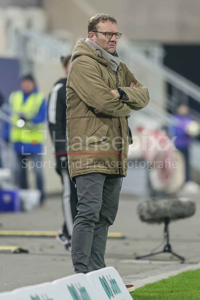 Fussball, Google Pixel Frauen-Bundesliga, FC Carl Zeiss Jena - SV Werder Bremen | v.li.: Thomas Horsch (Trainer, Cheftrainer, SV Werder Bremen), DIE DFB-RICHTLINIEN UNTERSAGEN JEGLICHE NUTZUNG VON FOTOS ALS SEQUENZBILDER UND/ODER VIDEOÄHNLICHE FOTOSTRECKEN. DFB REGULATIONS PROHIBIT ANY USE OF PHOTOGRAPHS AS IMAGE SEQUENCES AND/OR QUASI-VIDEO.