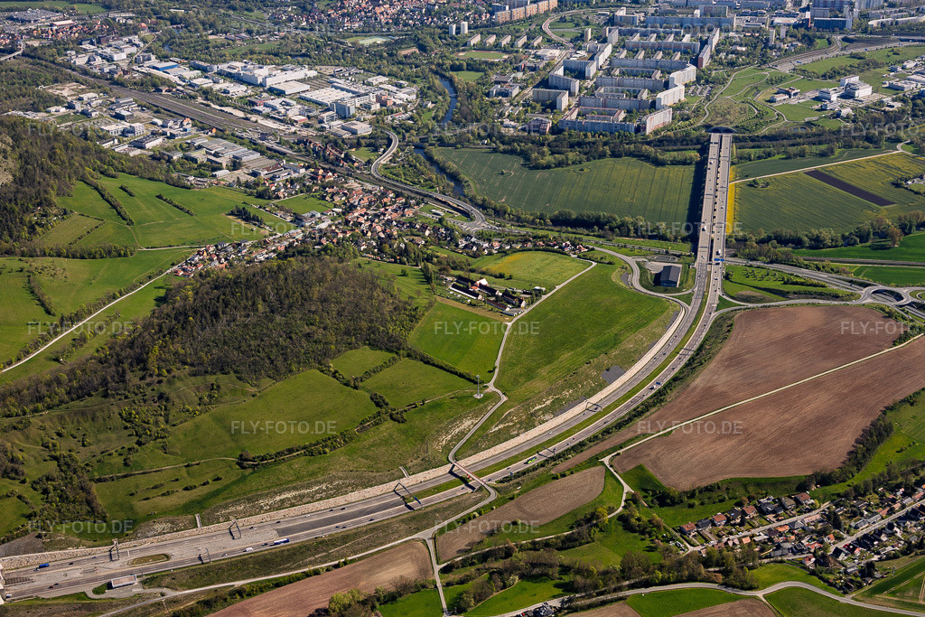 Luftbild: Verlauf der Autobahn A4 und der B88 im Ortsteil Göschwitz in Jena im Bundesland Thüringen in Deutschland. – Foto: IMG_155322.jpg vom 02.05.2026 durch Werner Riehm/FLY-FOTO.de – Auflösung des Originals: 5770 x 3846 px