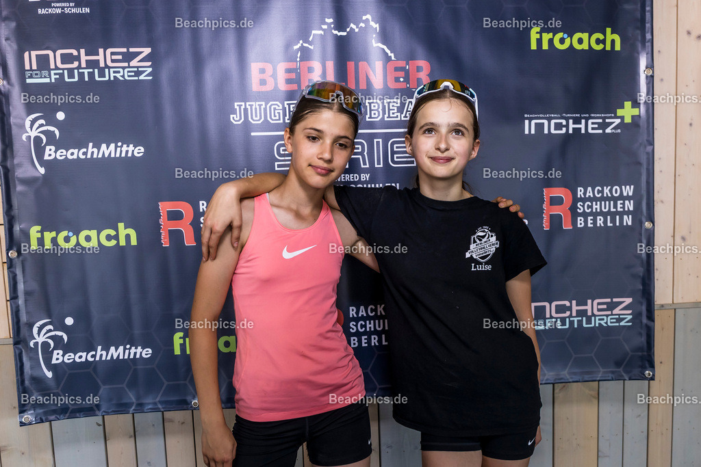 2025-200076199-Jugend-Beach-Serie-Fotobox | Pinar Atalay, Bundeskanzler Friedrich Merz 31.05.2025; Berlin Foto: Gerold Rebsch - www.beachpics.de