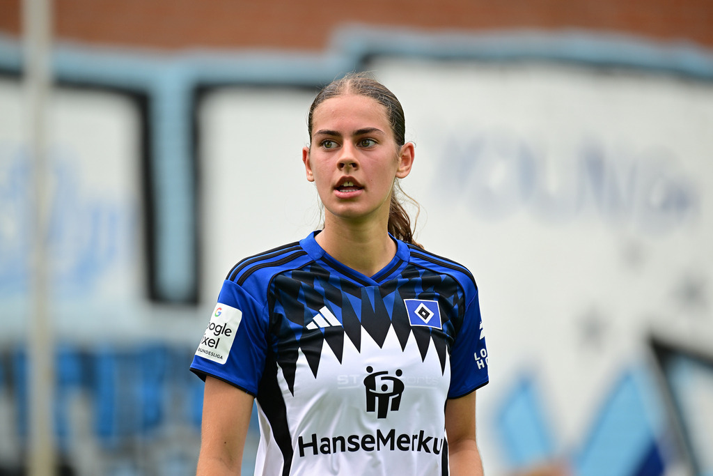 Fußball I Frauen I Saison 2025-2026 I Testspiel I Hamburger SV - Holstein Kiel | Nahaufnahme, Einzelfoto, Freisteller, Portrait, Porträt, Einzelbild, Einzelfoto, Körper: Leni Marie Eggert (29, Hamburger SV) - Realisiert mit Pictrs.com