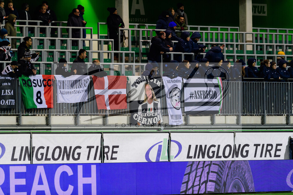 WOBJUV20211118_152 | Fussball, Frauen: . Fans von Juventus FC bei dem Spiel der UEFA Women´s Champions League zwischen VfL Wolfsburg und Juventus Turin im AOK-Stadion am 18.11.2021 in Wolfsburg, Deutschland. - Realisiert mit Pictrs.com