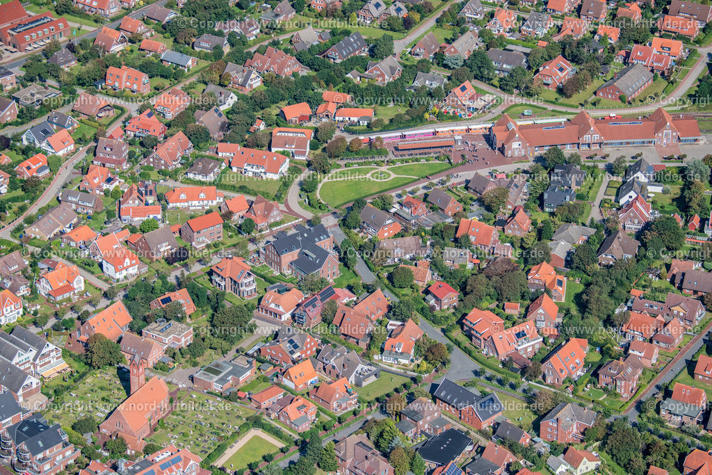 Langoog_Bahnhof_ELS_8301060923 | LANGEOOG 05.09.2023 Gleisverlauf und Bahnhofsgebäude am " Inselbahnhof Langeoog " in Langeoog im Bundesland Niedersachsen, Deutschland. // Train station railway building on " Inselbahnhof Langeoog " in Langeoog in the state Lower Saxony, Germany. Foto: Martin Elsen