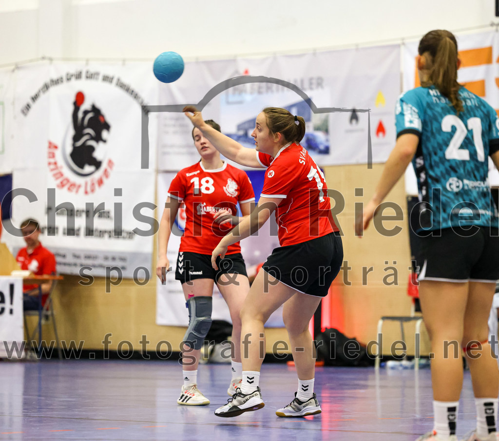 2022-11-27_025_SV_Anzing_gegen_HT_Muenchen_II | Anzing, Deutschland, 27.11.2022:
Handball, Bezirksliga 2022 / 2023, 7. Spieltag, SV Anzing gegen HT München II, Endergebnis: 28:32

Virag Varga (SV Anzing, #18), Sarah Reither (SV Anzing, #19), Katharina Martin (HT München, #21)

Foto: Christian Riedel / fotografie-riedel.net